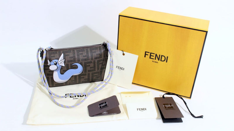 【未使用品】FENDI　フェンディ　バゲット　スリム　クラッチ　ミニリュウ　ショルダー　フェンディ　フラグメント　ポケモン　ブラウンFF　ファブリックバッグ 989