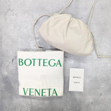 [二手] Bottega Veneta 单肩包/邮差包 Mini The Pouch 单肩包 浅米色皮革 279 